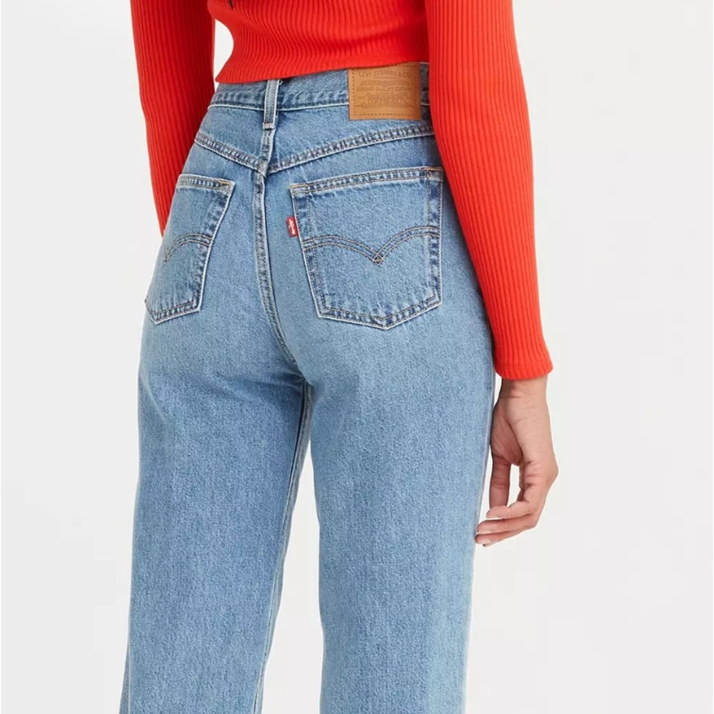 WOMENS LEVI’S HIGH WAISTED MOM JEAN IN A LIGHT WASH BLUE DENIM 80’s VIBE SIZE 25 - Picture 4 of 16